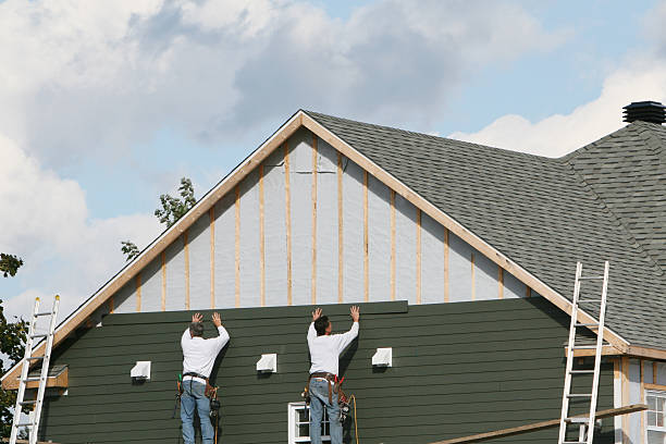 Professional Siding technician working in Georgetown, SC